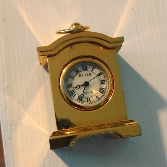 🤩Charming!/Goldentone small stand Clock💖 - Picture 3 of 8